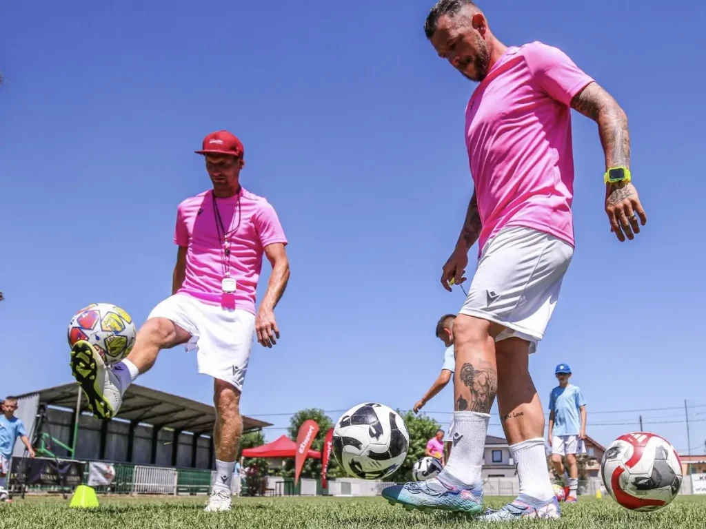 tréner Martin Juhar a Erik Pačinda na letnom futbalovom kempe Erika Pačindu vo Valalikoch